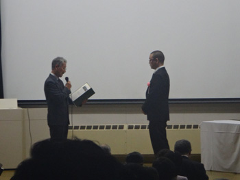 戸部会長より表彰をうける北川君